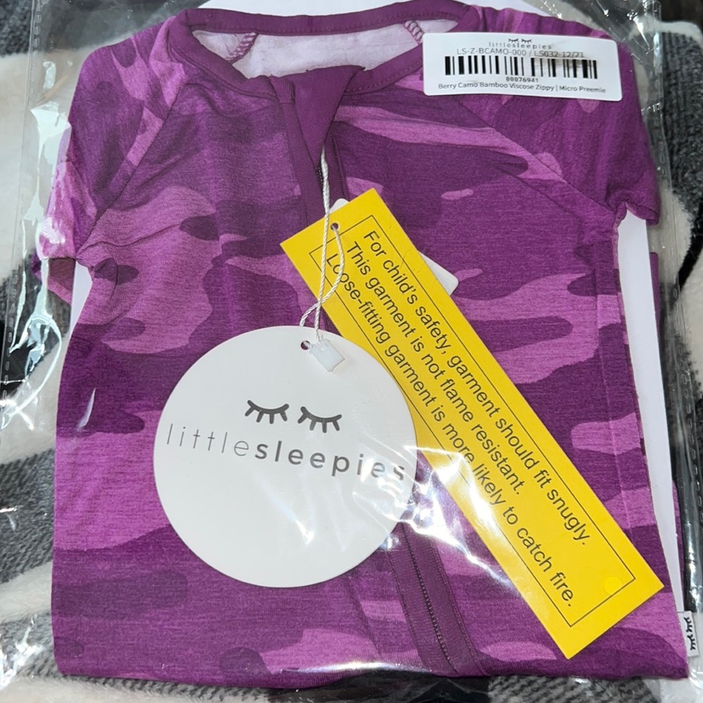NWT berry camo little sleepies!!